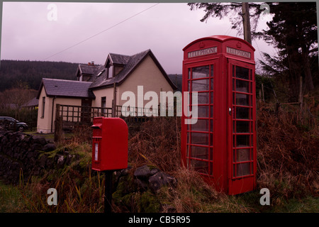 Telefono pubblico e la casella di posta vicino all'antica bottega del fabbro, Pennyghael, Isle of Mull, Scozia. Foto Stock