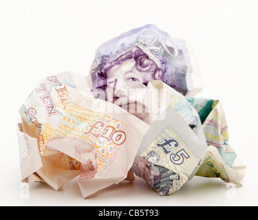 I soldi britannici della carta si sono sgretolati in su in una sfera. Banconote su sfondo bianco. Cinque, dieci e venti sterline note scricchiolarono e gettarono via. Foto Stock
