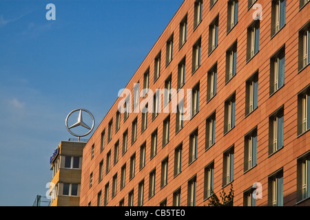 Mercedes Benz star - il logo sulla sommità dell'edificio. Berlino Germania. Foto Stock