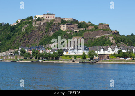 La fortezza Ehrenbreitstein situato sull'altro lato del fiume Reno di Koblenz Foto Stock