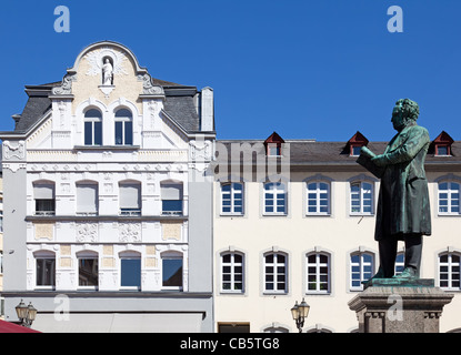 La statua di Johannes Mueller e edifici storici nel bellissimo centro storico (Altstadt) di Coblenza dei gesuiti di piazza. Foto Stock