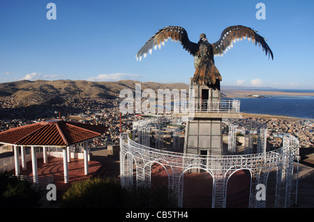 Una gigantesca statua di un condor che si affaccia sulla città peruviana di Puno sul lago Titicaca Foto Stock