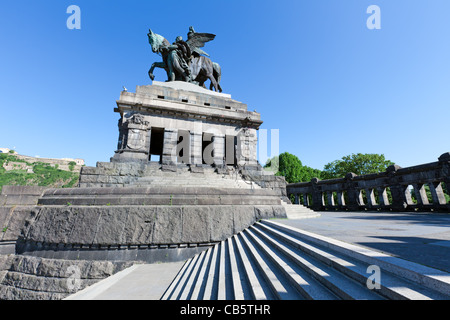 Il Deutsches Eck (angolo tedesco) con la statua dell'unità tedesca e William il grande a Koblenz Foto Stock