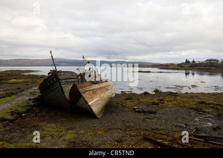 Distrutto barche da pesca spiaggiata sul litorale di Salen, Isle of Mull. Foto Stock