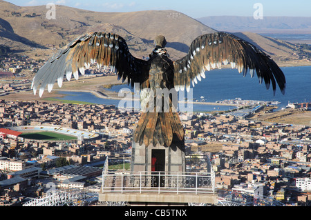 Una gigantesca statua di un condor che si affaccia sulla città peruviana di Puno sul lago Titicaca Foto Stock