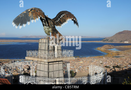 Una gigantesca statua di un condor che si affaccia sulla città peruviana di Puno sul lago Titicaca Foto Stock