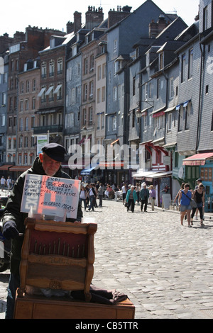 Vista del porto di Honfleur, Normandia, Francia. Case con il tipico stile e le vecchie finestre, barche, vedere Foto Stock