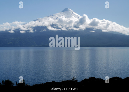 Vista del lago Llanquihue e il vulcano Osorno, Puerto Varas, Distretto dei Laghi, Cile Foto Stock