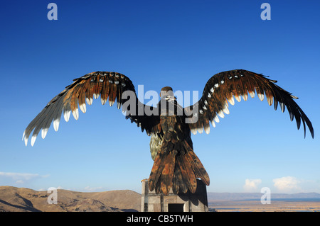 Una gigantesca statua di un condor che si affaccia sulla città peruviana di Puno sul lago Titicaca Foto Stock