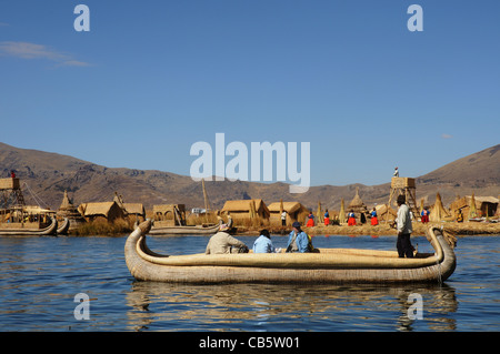 La paglia barche sul lago Titicaca presso le isole galleggianti di Uros, Perù Foto Stock