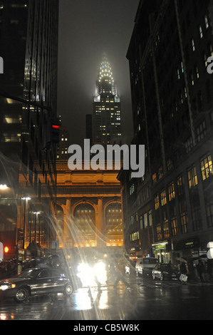 Come una scena di Gotham City il Chrysler Building illuminato di notte sul bagnato serata piovosa Manhattan New York New York STATI UNITI D'AMERICA Foto Stock