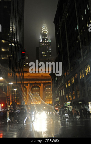 Come una scena di Gotham City il Chrysler Building illuminato di notte sul bagnato serata piovosa Manhattan New York New York STATI UNITI D'AMERICA Foto Stock