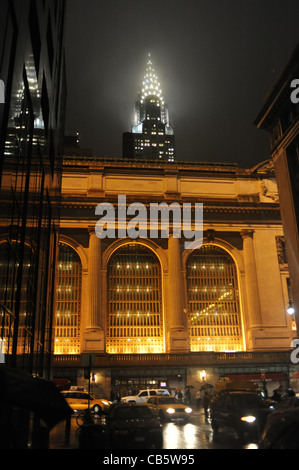 Come una scena di Gotham City il Chrysler Building illuminato di notte sul bagnato serata piovosa Manhattan New York New York STATI UNITI D'AMERICA Foto Stock