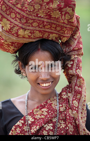 La donna che porta un sacco con bean Andhra Pradesh in India del Sud Foto Stock