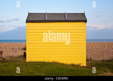Giallo Fishermans in legno Beach Hut UK Foto Stock