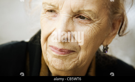 Vecchia donna close-up, colore soffice, punto di messa a fuoco sull'occhio più vicino Foto Stock