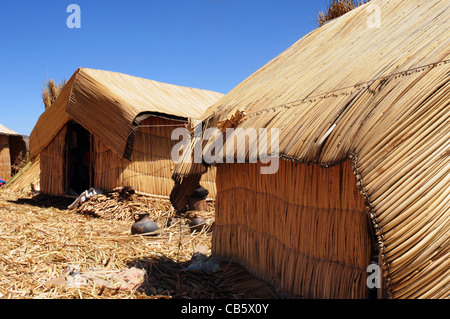 Edifici di paglia su isole galleggianti di Uros nel lago Titicaca in Perù Foto Stock