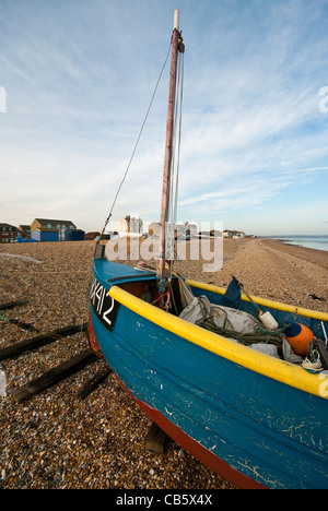 In legno di colore blu barca da pesca sulla spiaggia di Littlestone Kent England Regno Unito Foto Stock
