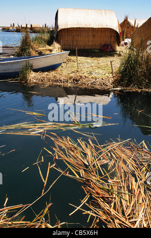 La paglia case sulle isole galleggianti di Uros nel Lago Titicaca, Perù Foto Stock