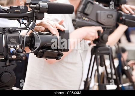 News cameraman, messa a fuoco selettiva sul punto più vicino Foto Stock