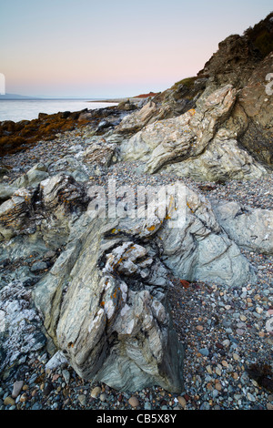 Twilight a Rubha Airigh Bheirg vicino Catacol sulla costa nord ovest dell'isola di Arran, Scozia Foto Stock
