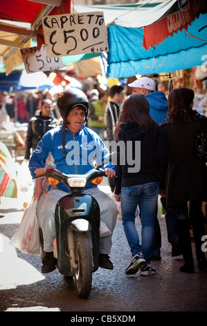 Uomo su scooter a 'BALLARO' mercati nel centro storico di Palermo, Sicilia, Italia Foto Stock