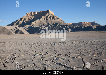 Butte di calcare e screpolata terra vicino a Hanksville, Utah. Foto Stock