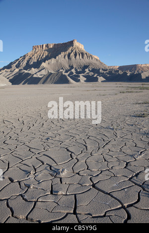 Butte di calcare e screpolata terra vicino a Hanksville, Utah. Foto Stock