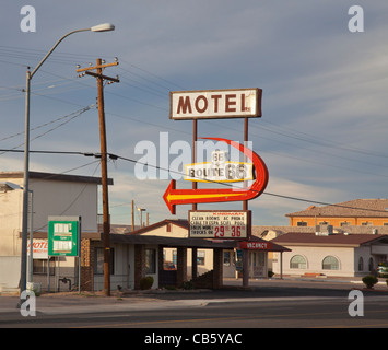 Vecchi Route 66 Motel, Kingman, Arizona, in serata. Foto Stock