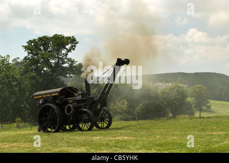 Un Fowler 8nhp B5 locomotiva stradale gru motore, costruito 1901 e qui illustrato sulla South Downs a Wiston Rally a vapore. Foto Stock
