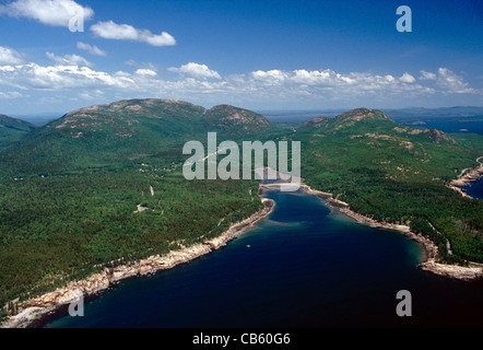 Vista aerea del Cadillac Mountain (1530') su MT. Isola deserta, parco nazionale di Acadia, Maine, Stati Uniti d'America Foto Stock