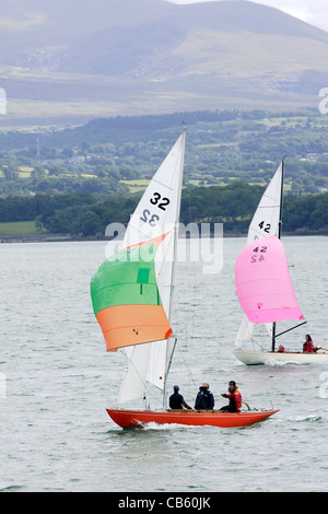 Barca a vela sul Menai Straits off Beaumaris in Anglesey, Galles del Nord. Foto Stock