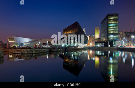 Vista notturna attraverso la Canning Dock sul lungomare di Liverpool Foto Stock