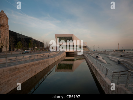 In tarda serata guardando lungo Leeds Liverpool Canal per il nuovo Museo di Liverpool. Foto Stock