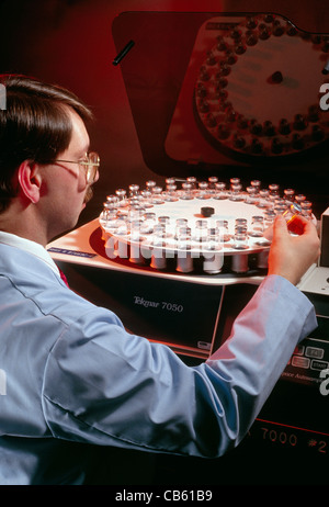 Maschio scienziato che lavora in un laboratorio ricerca e sviluppo presso una grande base della Pennsylvania CHEMICAL COMPANY Foto Stock
