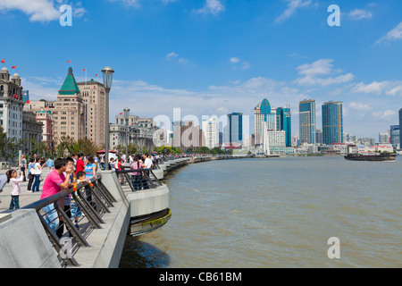 Molte persone lungo il Bund promenade Shanghai, Repubblica Popolare Cinese, PRC, Asia Foto Stock