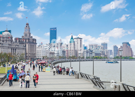 Molte persone a piedi lungo la passeggiata del Bund Shanghai, Repubblica Popolare Cinese, PRC, Asia Foto Stock