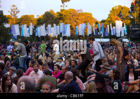 Grande folla di persone che guardano verso la fase a Womadelaide Music Festival Adelaide Australia del Sud 2012 womad Foto Stock