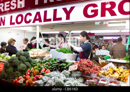 Onorevoli colleghe che lavorano in frutta e verdura in stallo i Mercati Centrali di Adelaide Foto Stock