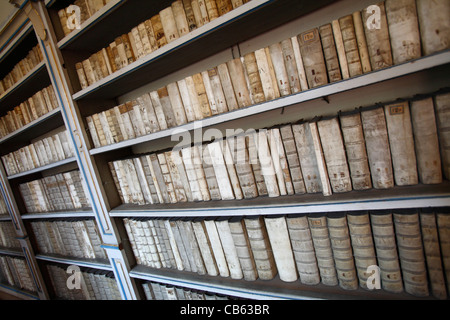 Close-up di antica biblioteca del Monastero di Strahov, Praga, Repubblica Ceca Foto Stock