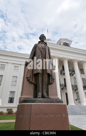 In Alabama, Montgomery, lo State Capitol Building completato 1851, statua di Jefferson Davis primo presidente della Confederazione Foto Stock