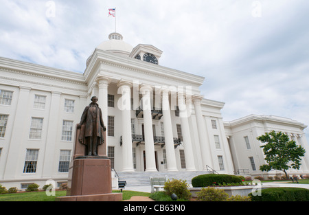 In Alabama, Montgomery, lo State Capitol Building completato 1851, statua di Jefferson Davis primo presidente della Confederazione Foto Stock