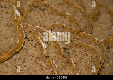 Vista ravvicinata delle fette di pane rustico Foto Stock