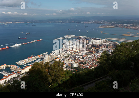 Una vista della città di Gibilterra dalla sommità della rocca di Gibilterra Foto Stock