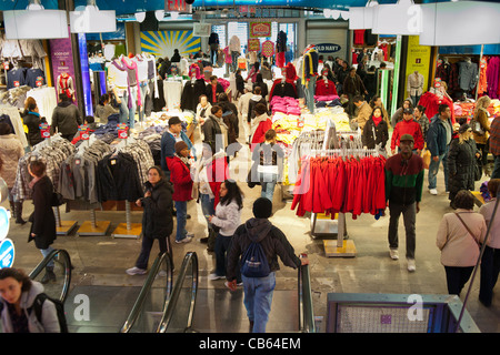 Gli amanti dello shopping in Old Navy in Herald Square Shopping District di New York Foto Stock