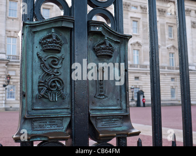 Chiudere la vista sull'ornato serrature dei cancelli chiusi a Buckingham Palace London REGNO UNITO Foto Stock