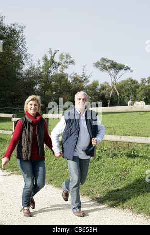Di mezza età giovane facendo una passeggiata Foto Stock