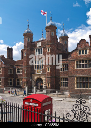 Abbot's Hospital un giacobino casa alms battenti la croce di San Giorgio con telefono rosso scatola in High Street Guildford Surrey in Inghilterra Foto Stock