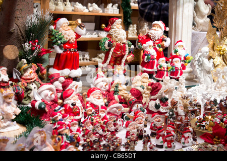 Santa Claus figure sul Natale (Nuovo anno) mercato , in Europa Foto Stock