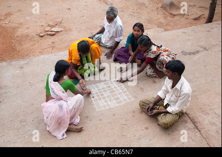 Villaggio indiano persone che giocano una partita in strada. Andhra Pradesh, India Foto Stock